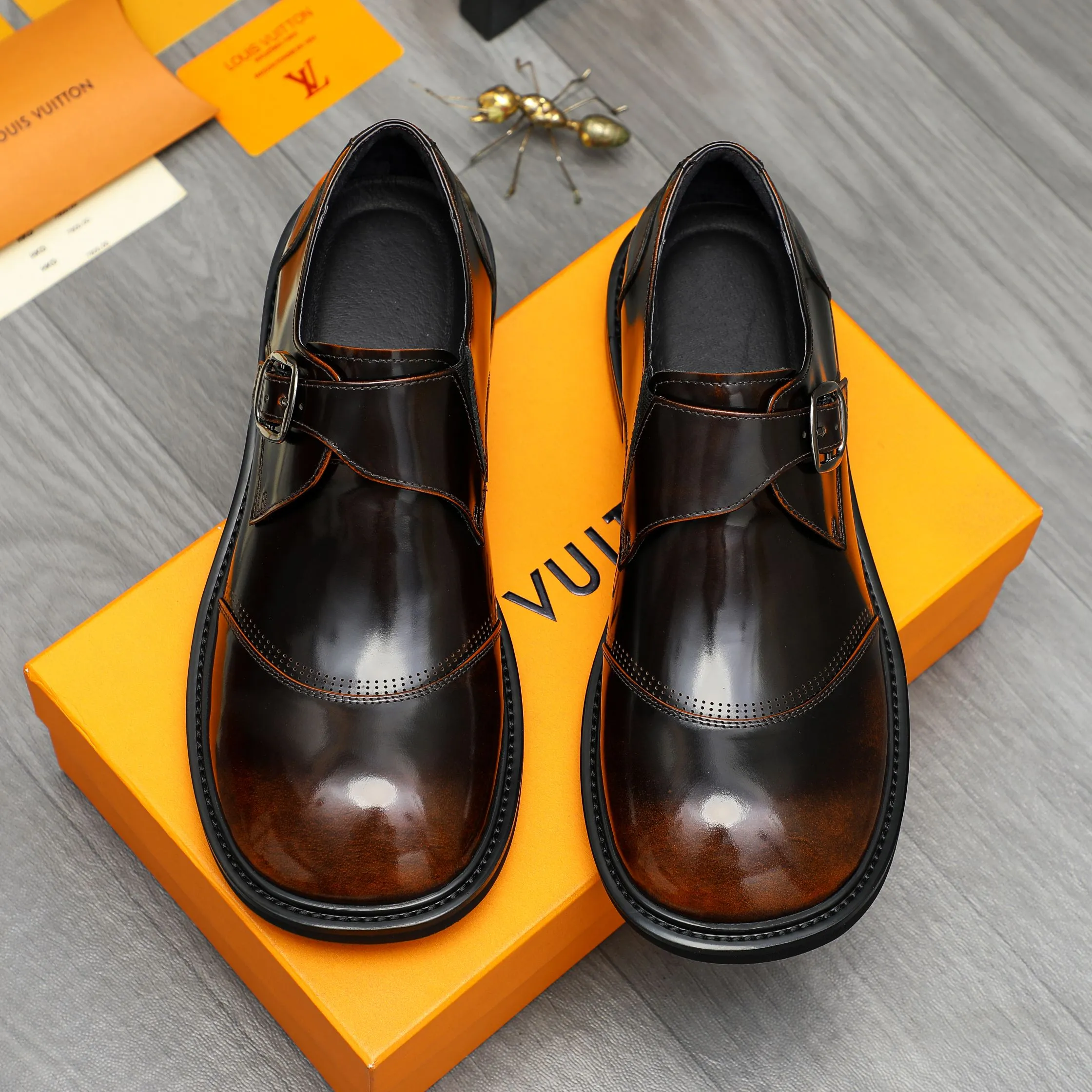Men's men's shoes💰580 Product trademark: LV "Louis Vuitton" business buckle slip-on leather shoes Regular size: 37-46 Product material: Selected high-quality pearlescent polished cowhide leather upper, pigskin lining, rubber outsole